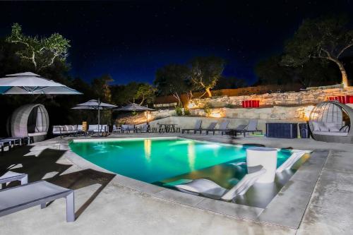 Bazén v ubytování Starlight Horizon 3 Cabins with Hot Tub Pet-Friendly Texas Hill Country Group Retreat Near Canyon Lake Pool, Stargazing, Sleeps 20 nebo v jeho okolí