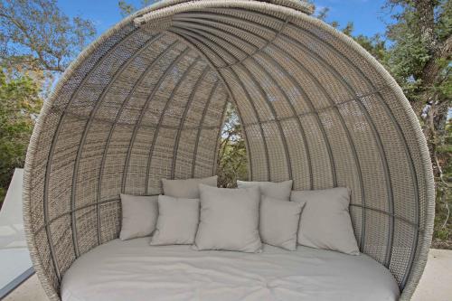 Posezení v ubytování Starlight Horizon 3 Cabins with Hot Tub Pet-Friendly Texas Hill Country Group Retreat Near Canyon Lake Pool, Stargazing, Sleeps 20