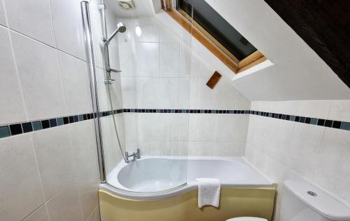 Koupelna v ubytování -F1-GH- Enjoy a wonderful stay in our Cosy Luxurious, Spacious ground floor apartment, Free Parking, Free WiFi