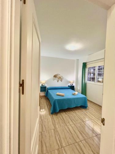 a bedroom with a blue bed in a room at Apartamento Primavera I in Palm-Mar