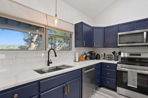 Una cocina o cocineta en Starlight Horizon 5 Cabins with Hot Tub Pet-Friendly Texas Hill Country Group Retreat Near Canyon Lake Pool, Stargazing, Sleeps 36