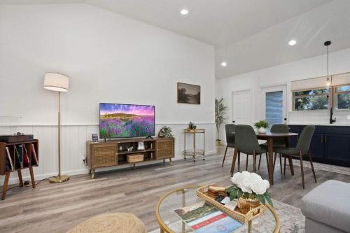 Una televisión o centro de entretenimiento en Starlight Horizon 5 Cabins with Hot Tub Pet-Friendly Texas Hill Country Group Retreat Near Canyon Lake Pool, Stargazing, Sleeps 36