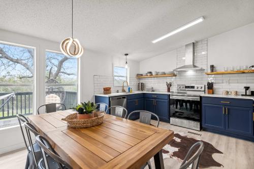 Una cocina o cocineta en Starlight Horizon 5 Cabins with Hot Tub Pet-Friendly Texas Hill Country Group Retreat Near Canyon Lake Pool, Stargazing, Sleeps 36