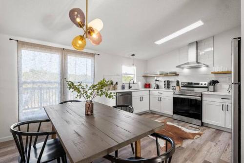 Una cocina o cocineta en Starlight Horizon 5 Cabins with Hot Tub Pet-Friendly Texas Hill Country Group Retreat Near Canyon Lake Pool, Stargazing, Sleeps 36