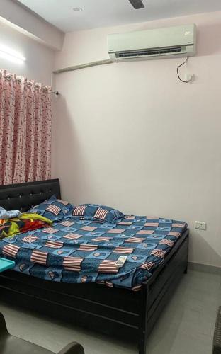 1 dormitorio con 1 cama y aire acondicionado en Shakuntalam, en Prayagraj