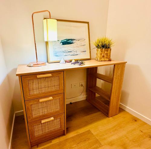 a wooden desk with a mirror and a dresser at Williamstown Townhouse in Williamstown