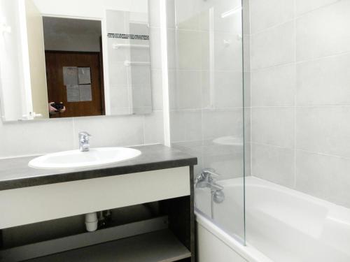 une salle de bain blanche avec un lavabo et une douche dans l'établissement Résidence Hameau Du Borsat 3 - Appartement confortable · Ski au pied MAE-3684, à Tignes
