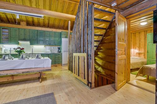 レヴィにあるVIP Rakka Villas 7 & 8の木製の壁と階段が備わるキッチン