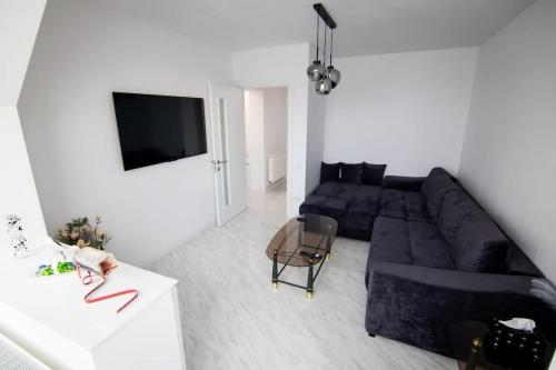 un soggiorno con un divano e un tavolo di Central Lux 2 camere-parcare gratuita, check-in cifru a Piteşti