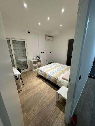 ein Schlafzimmer mit einem Bett und einem Holzboden in der Unterkunft Alloggio Roma Appia in Rom