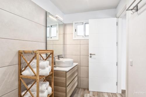 a bathroom with a sink and a mirror at Casa Amanecer I, vistas únicas y paz in Breña Baja