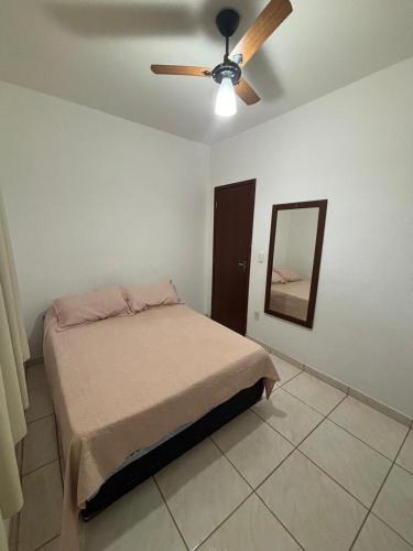 Katil atau katil-katil dalam bilik di Apartamento Faria