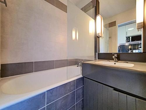 une salle de bain avec un lavabo et une baignoire dans l'établissement Résidence Chaviere - Studio agréable · Ski au pieds · Balcon MAE-2784, aux Menuires