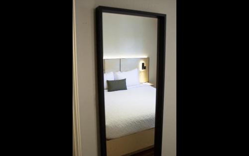 a mirror reflection of a bed in a hotel room at Leland House Suites of Durango in Durango