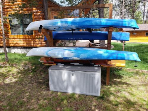 a group of kayaks sitting on top of a table at Mt. Bachelor & Sun River Get Away in Bend