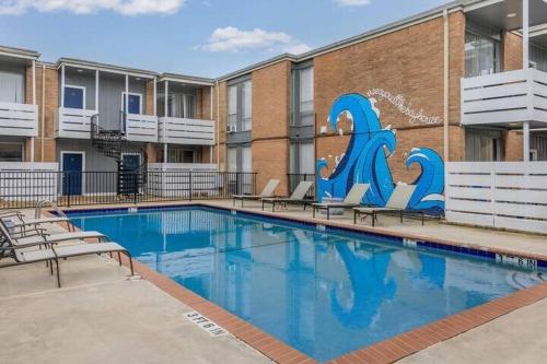 Πισίνα στο ή κοντά στο Inviting and Spacious Apartment in Houston Near Kemah Boardwalk and NASA Space Center