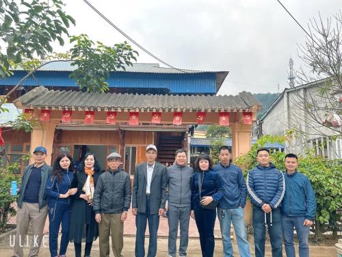 a group of people standing in front of a building at Cầu Treo Homestay in Cham Ta Lao