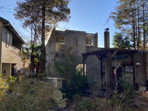 箱根町にあるHakone Mori No Yadoの古石造りの木々と建物