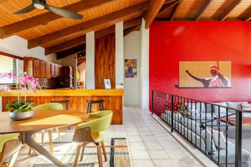 Posezení v ubytování Hawaiian Escape with Pool Expansive Lanai Stunning Sunset Views