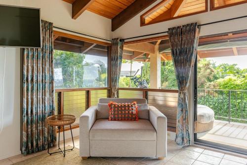 Posezení v ubytování Hawaiian Escape with Pool Expansive Lanai Stunning Sunset Views