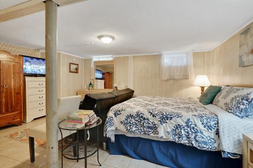 a bedroom with a bed and a desk and a table at Super Cute & Cool Home with 65Inch TV 2Baths 4 Bedrooms 2King Beds BBQ Grill Fenced Backyard in Ferndale