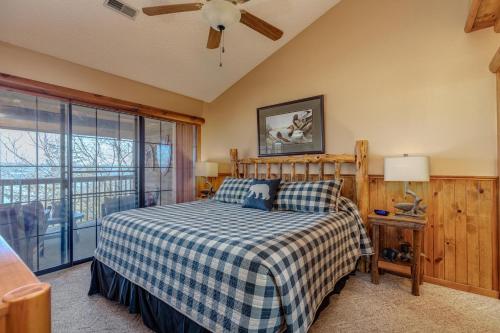 Un dormitorio con una cama y un ventilador de techo. en 2BR Village At Indian Point 1009 near SDC-Free Tickets Daily up to $500, en Branson