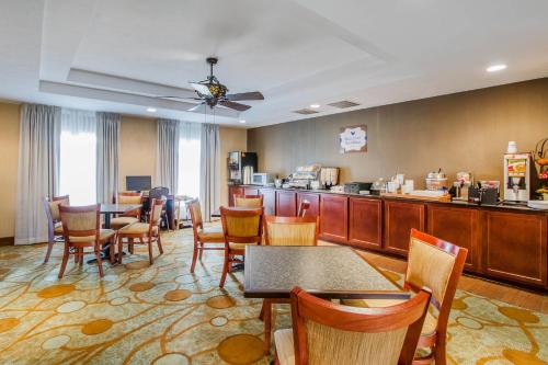 A restaurant or other place to eat at MainStay Suites Grand Island