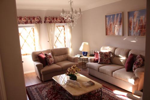 a living room with a couch and a table at Center Suiço Flats in Campos do Jordão