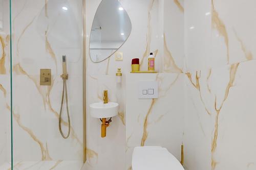 a bathroom with a shower and a toilet and a sink at Suite romantique avec jacuzzi in Pontault-Combault