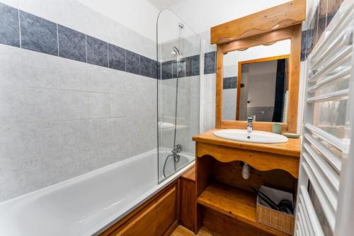 une salle de bain avec un lavabo et une douche dans l'établissement Résidence Les Hauts De Preclaux - Studio 