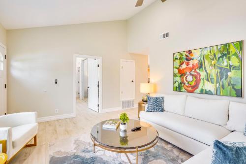 Ein Sitzbereich in der Unterkunft Idyllic Tustin Home with Private Patio and Grill