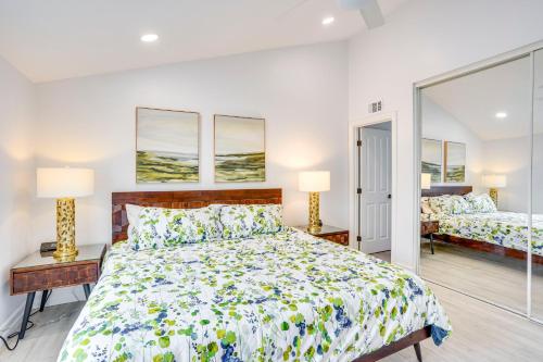 Ein Bett oder Betten in einem Zimmer der Unterkunft Idyllic Tustin Home with Private Patio and Grill