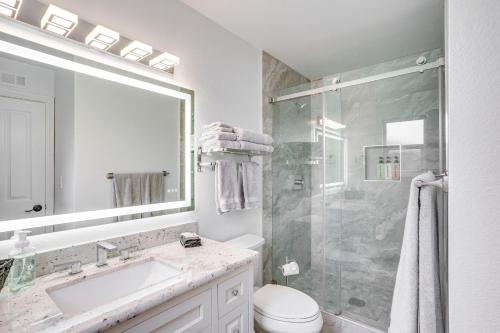ein weißes Badezimmer mit Waschbecken und Dusche in der Unterkunft Idyllic Tustin Home with Private Patio and Grill in Tustin