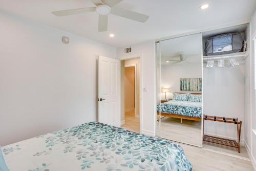 Ein Bett oder Betten in einem Zimmer der Unterkunft Idyllic Tustin Home with Private Patio and Grill