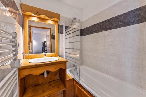 une salle de bain avec un lavabo, une baignoire et un miroir dans l'établissement Résidence Les Hauts De Preclaux - Appartement deux pièces au coeur des Orres 1800 MAE-4481, aux Orres