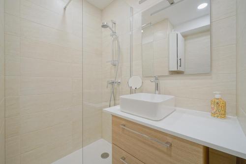 une salle de bain avec une douche, un lavabo et un miroir dans l'établissement Le Cli’Chic, à Clichy