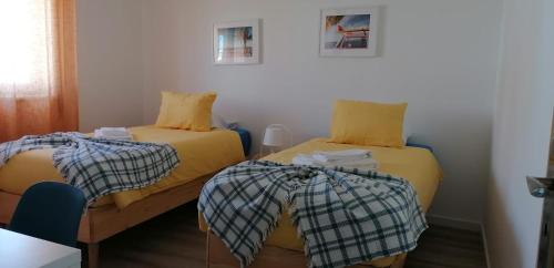 バレアルにあるBaleal Atlantic 10の部屋に並んで置かれた2つのベッド