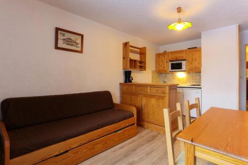 un salon avec un canapé et une cuisine dans l'établissement Résidence Meijotel - Studio résidence Meijotel MAE-9611, à Vénosc