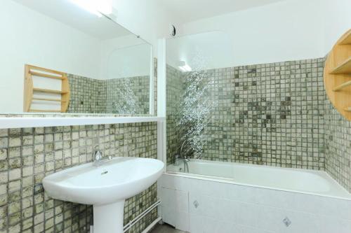 une salle de bain avec un lavabo et une baignoire dans l'établissement Résidence Meijotel - Studio résidence Meijotel MAE-9611, à Vénosc