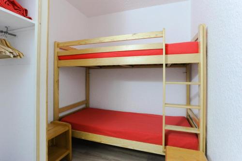 une chambre avec deux lits superposés et une échelle dans l'établissement Résidence Meijotel - Studio résidence Meijotel MAE-9611, à Vénosc