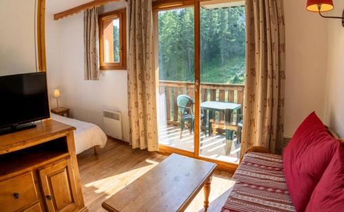 Il comprend un salon doté d'une télévision et d'un balcon. dans l'établissement Résidence Les Hauts De Preclaux - Appartement avec balcon et vue sur les pistes MAE-4411, aux Orres