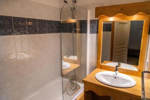 une salle de bain avec deux lavabos et une douche en verre dans l'établissement Résidence Les Hauts De Preclaux - Appartement avec balcon et vue sur les pistes MAE-4411, aux Orres