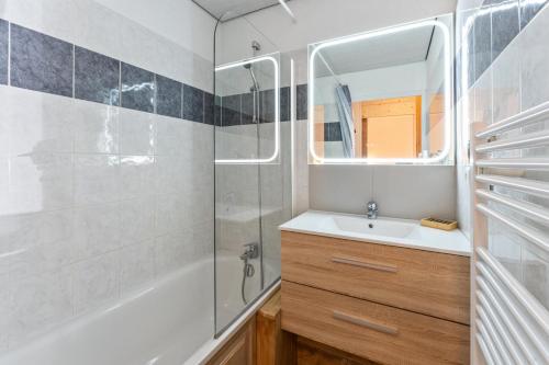 une salle de bain avec un lavabo, une douche et un miroir dans l'établissement Résidence Les Hauts De Preclaux - Appartement rénové avec vue sur les pistes MAE-4431, aux Orres