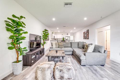 Posezení v ubytování 13 Mi to Beaches Pet-Friendly Condo in Palmetto!