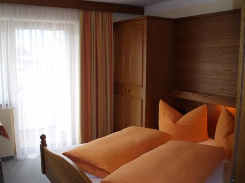 Una cama o camas en una habitación de Haus Wiesenblick
