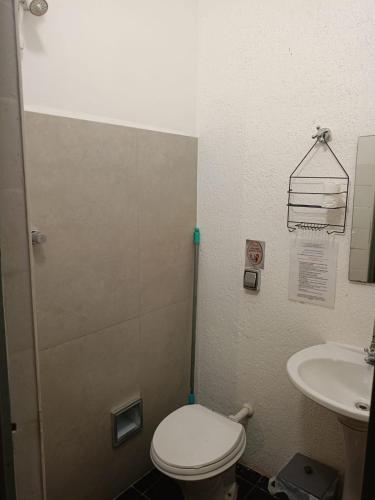 a bathroom with a toilet and a sink at Hospedaria Casa373 valores acessíveis Vila Mariana e Vila Clementino in Sao Paulo