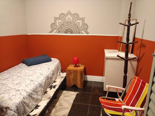 a bedroom with a bed and a table and a chair at Hospedaria Casa373 valores acessíveis Vila Mariana e Vila Clementino in Sao Paulo