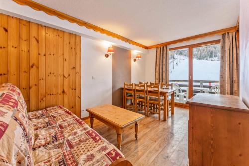 un salon avec un canapé et une table dans l'établissement Résidence Les Hauts De Preclaux - Appartement ensoleillé avec vue sur les pistes MAE-6931, aux Orres