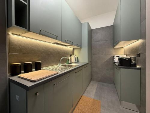 Wide & Bright 2 bedroom Flat 50m from M4 Station