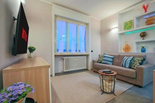Wide & Bright 2 bedroom Flat 50m from M4 Station